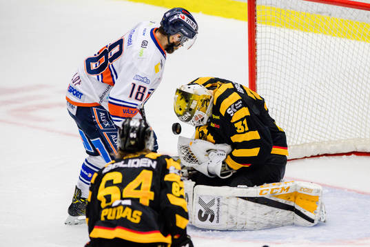 Växjös Andrew Calof och Skellefteås målvakt Joni Ortio