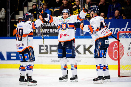 Växjös Robert Rosén jublar