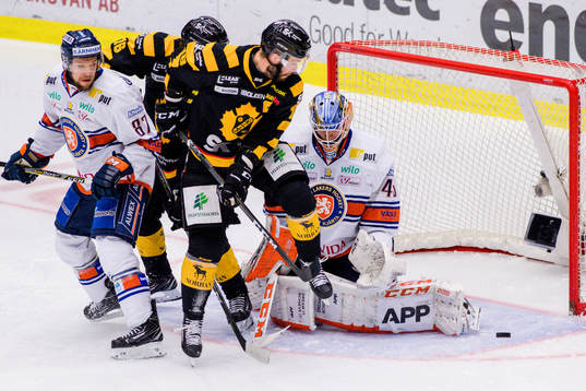 Växjös målvakt Viktor Andrén räddar skott