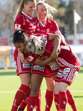 Piteås Cecilia Edlund jublar med lagkompisar