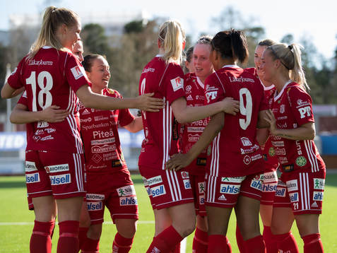 Piteås Cecilia Edlund jublar med lagkompisar