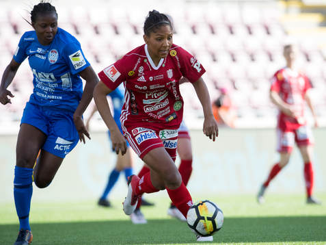 Piteås Madelen Janogy i en situation med Eskilstunas Sonja