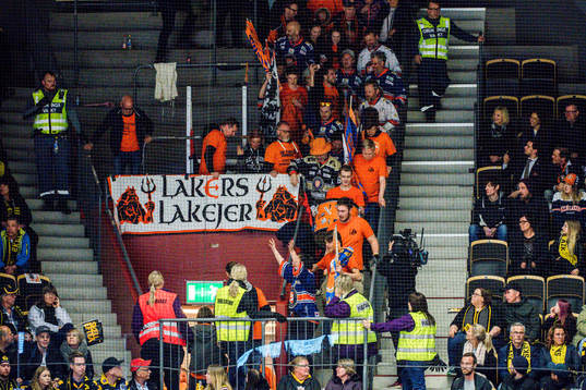 Växjös supportrar lämnar läktaren