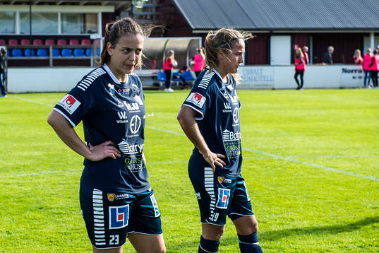 Linköpings Marija Banusic   och Filippa Angeldal   deppar