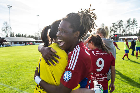 Vittsjös målvakt Shannon Lynn  och Osinachi Marvis Ohale