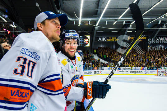 Växjös målvakt Viktor Fasth och Robert Rosén jublar i
