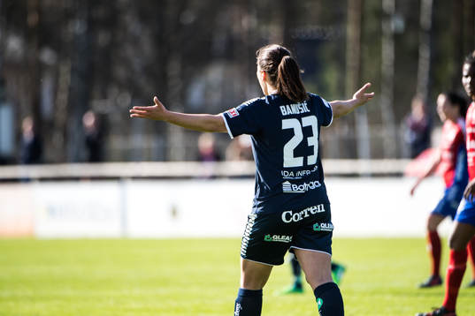 Linköpings Marija Banusic   sträcker ut händerna och