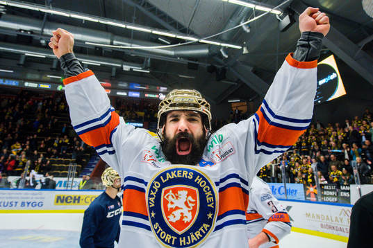 Växjös Daniel Rahimi jublar