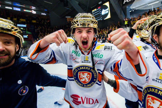 Växjös Linus Högberg  jublar