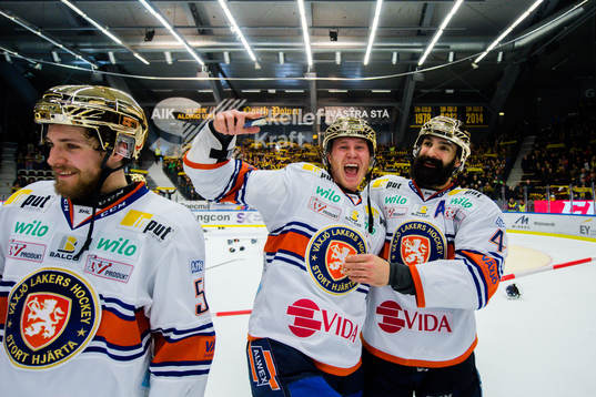 Växjös målvakt Dennis Rasmussen och Daniel Rahimi  jublar