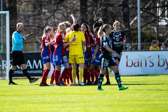 Vittsjös Hannah Wilkinson  jublar med lagkamraterna