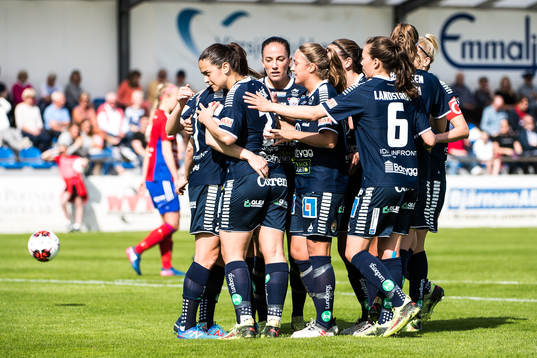 Linköpings Marija Banusic  jublar med lagkamraterna