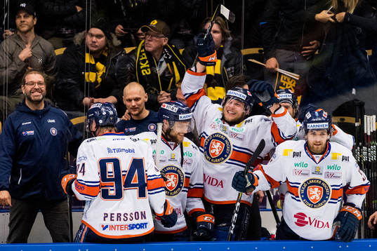 Växjös spelare jublar på bänken