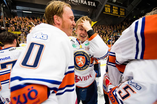 Växjös Elias Pettersson jublar