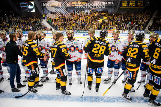 Växjös spelare tackar Skellefteås spelare