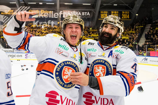Växjös Dennis Rasmussen jublar