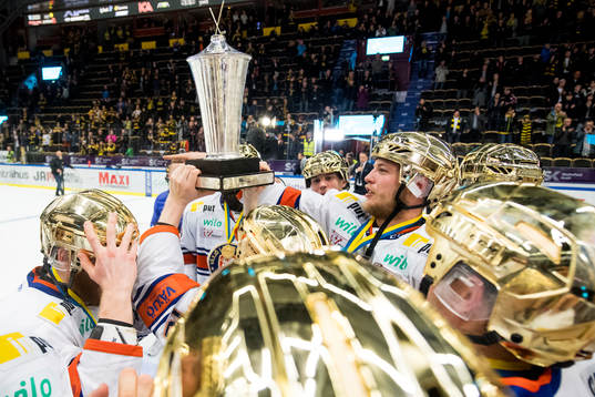 Växjös spelare höjer pokalen