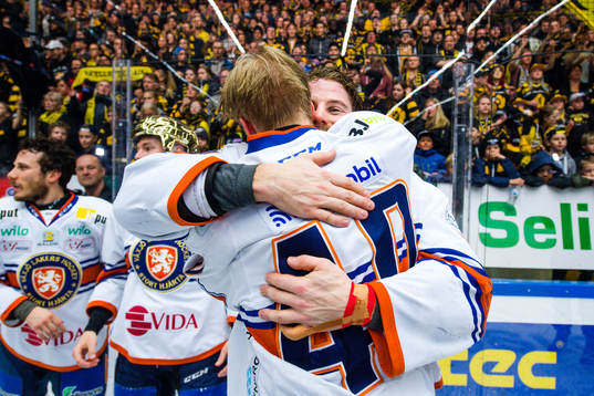 Växjös Elias Pettersson och Linus Högberg  jublar