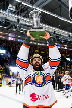 Växjös Daniel Rahimi jublar med pokalen