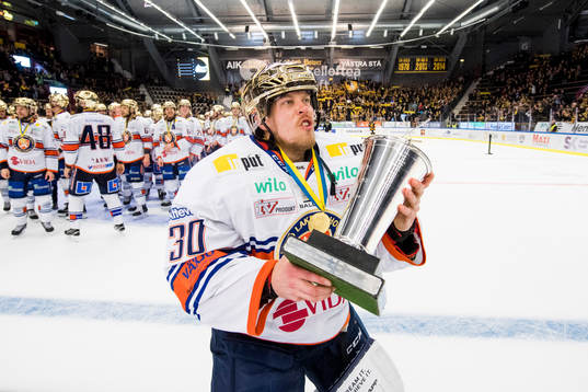 Växjös målvakt Viktor Fasth jublar med pokalen