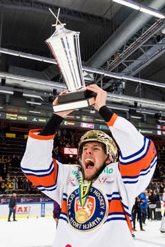 Växjös Robert Rosén jublar med pokalen