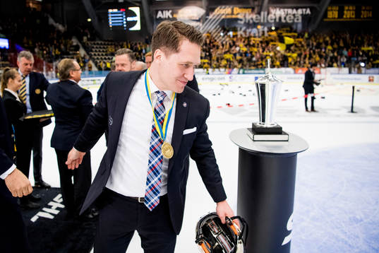 Växjös tränare Sam Hallam med medalj runt halsen