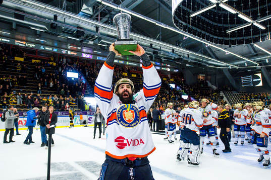 Växjös Daniel Rahimi jublar med pokalen
