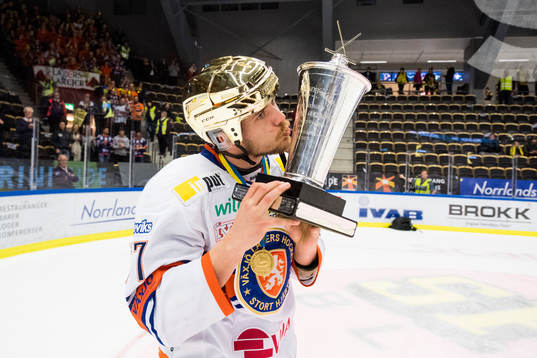 Växjös Pontus Netterberg jublar med pokalen