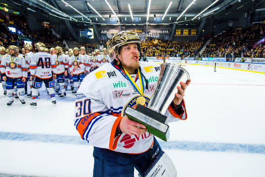 Växjös målvakt Viktor Fasth  jublar med pokalen