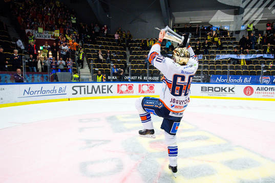 Växjös Erik Josefsson jublar med pokalen