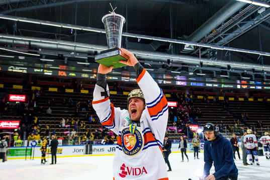 Växjös Dennis Rasmussen jublar med pokalen