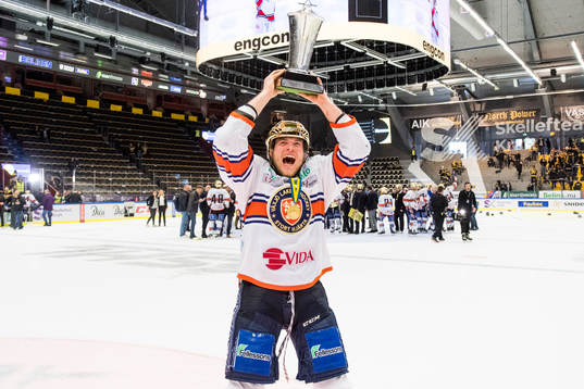 Växjös Oliver Bohm jublar med pokalen