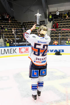 Växjös Arvid Lundberg jublar med pokalen