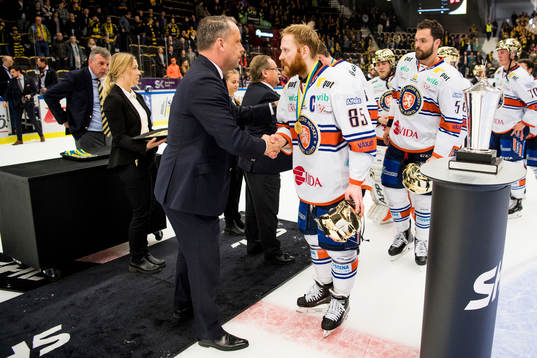 Växjös Liam Reddox får sin medalj