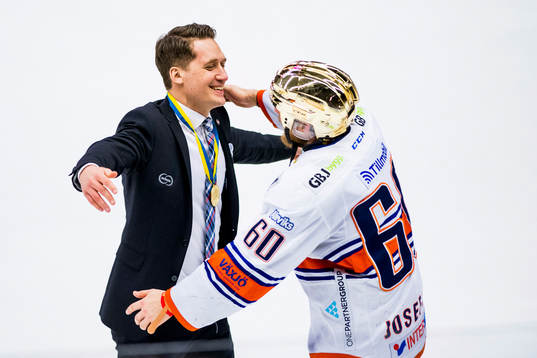 Växjös tränare Sam Hallam kramar om Erik Josefsson