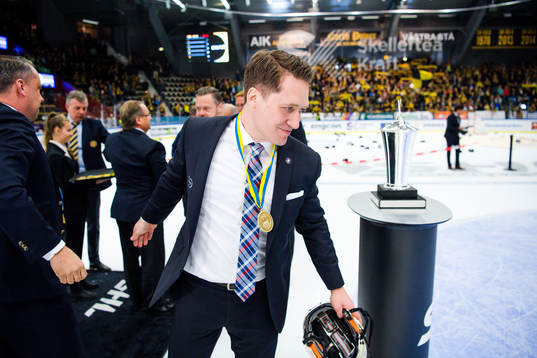 Växjös tränare Sam Hallam  jublar