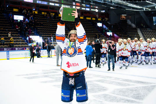 VäxjösAndrew Calof  jublar med pokalen