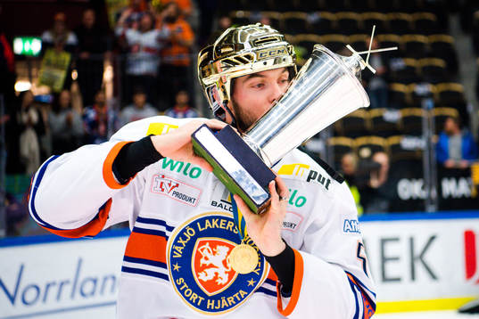 Växjös Noah Welch jublar med pokalen