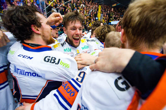 Växjös Robert Rosén jublar med pokalen