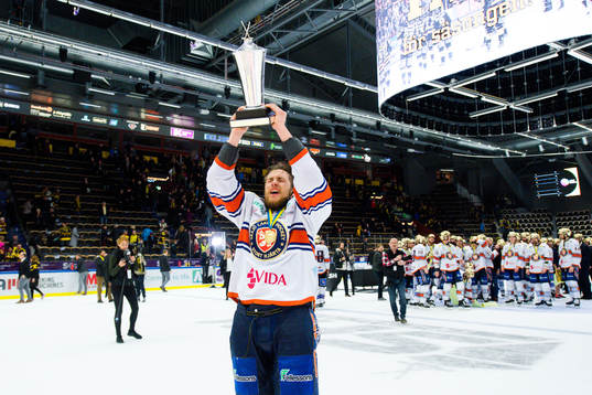 Växjös Eric Martinsson jublar med pokalen