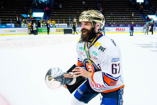 Växjös Linus Fröberg  jublar med pokalen