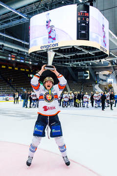 Växjös Oliver Bohm jublar med pokalen