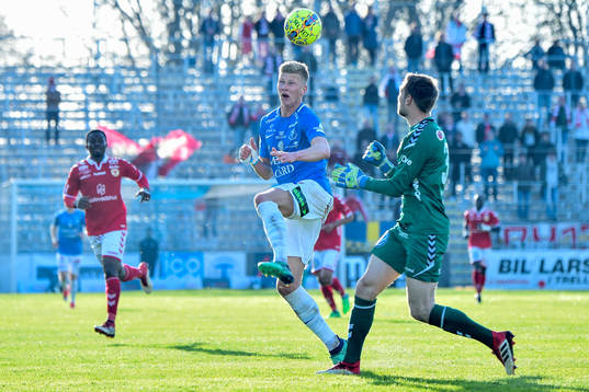 Trelleborgs Ottar Magnus Karlsson och målvakt Lucas