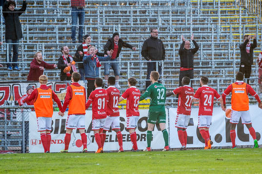 Kalmars spelare jublar med supportrarna