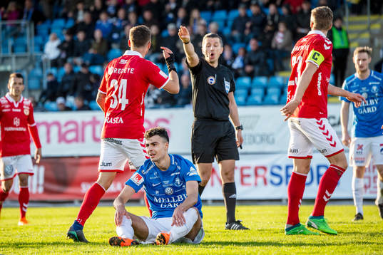 Trelleborgs Deniz Hümmet deppar sittandes på planen
