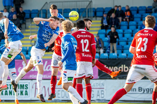 Trelleborgs Anton Tideman nickar bollen