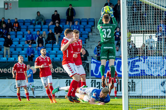 Kalmars målvakt Lucas Hägg-Johansson tar bollen framför