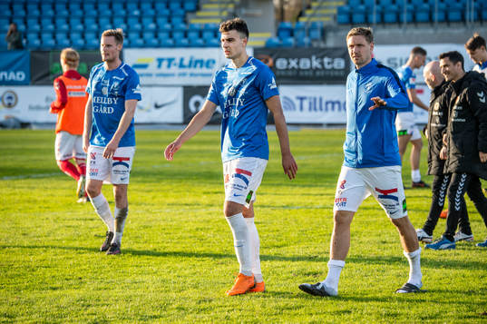 Trelleborgs Deniz Hümmet i mitten deppar med lagkamraterna