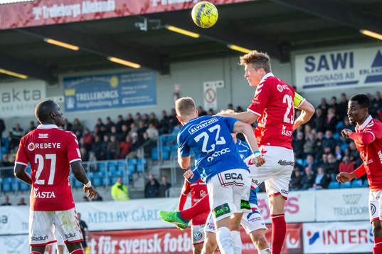 Trelleborgs Ottar Magnus Karlsson mot Kalmars Viktor Elm