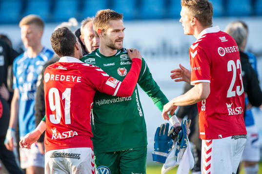 Kalmars Hiago Ramiro, målvakt Lucas Hägg-Johansson och